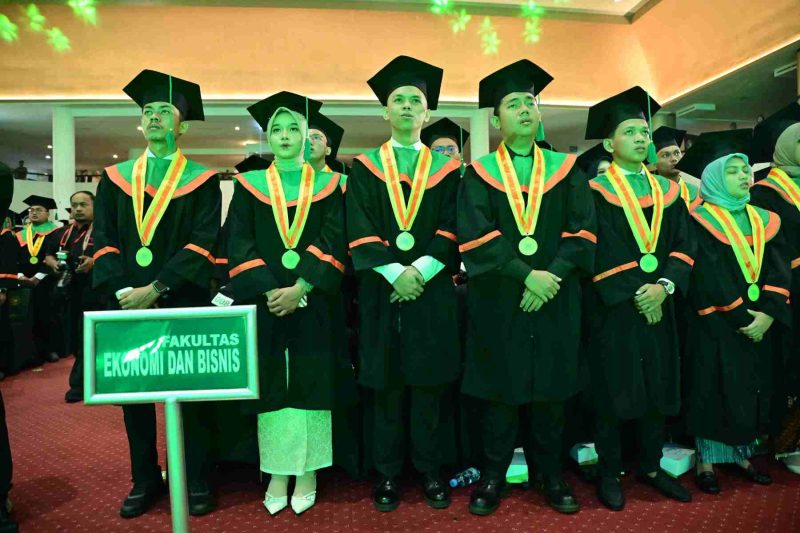 Wisuda-Mei-2025-Sesi-3_YAN_5059