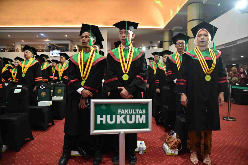 Wisuda-Mei-2025-Sesi-3_YAN_5060