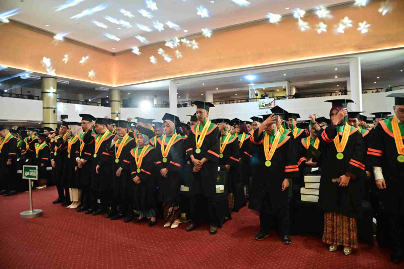 Wisuda-Mei-2025-Sesi-3_YAN_5110