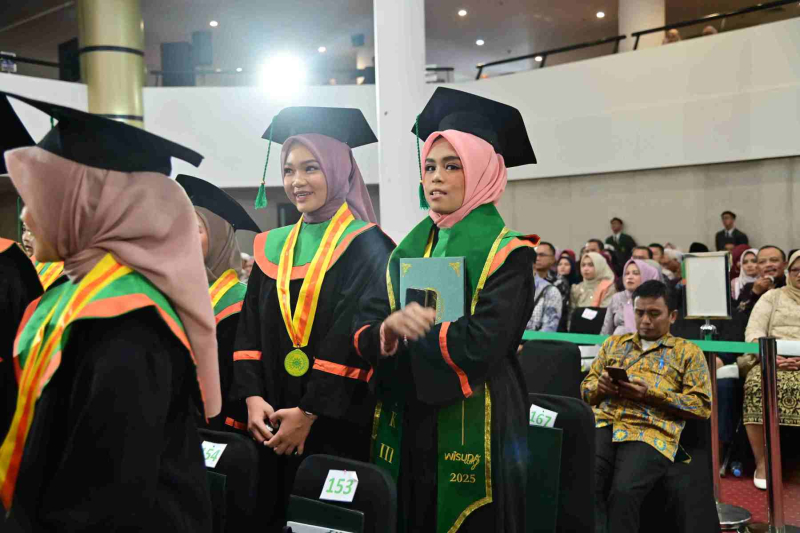 Wisuda-Mei-2025-Sesi-3_YAN_5220