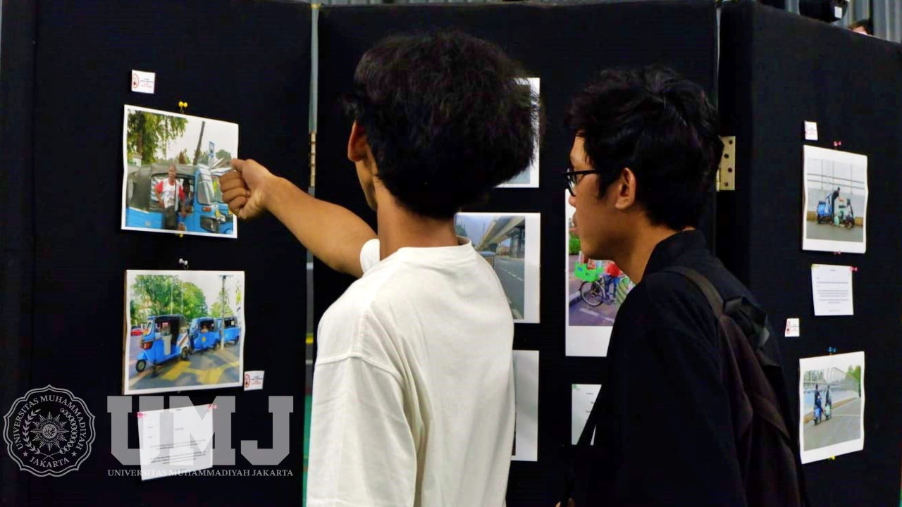 Suasana pameran fotografi MPF Analog, bertempat di Hall Badminton UMJ, Rabu (15/03/2023).