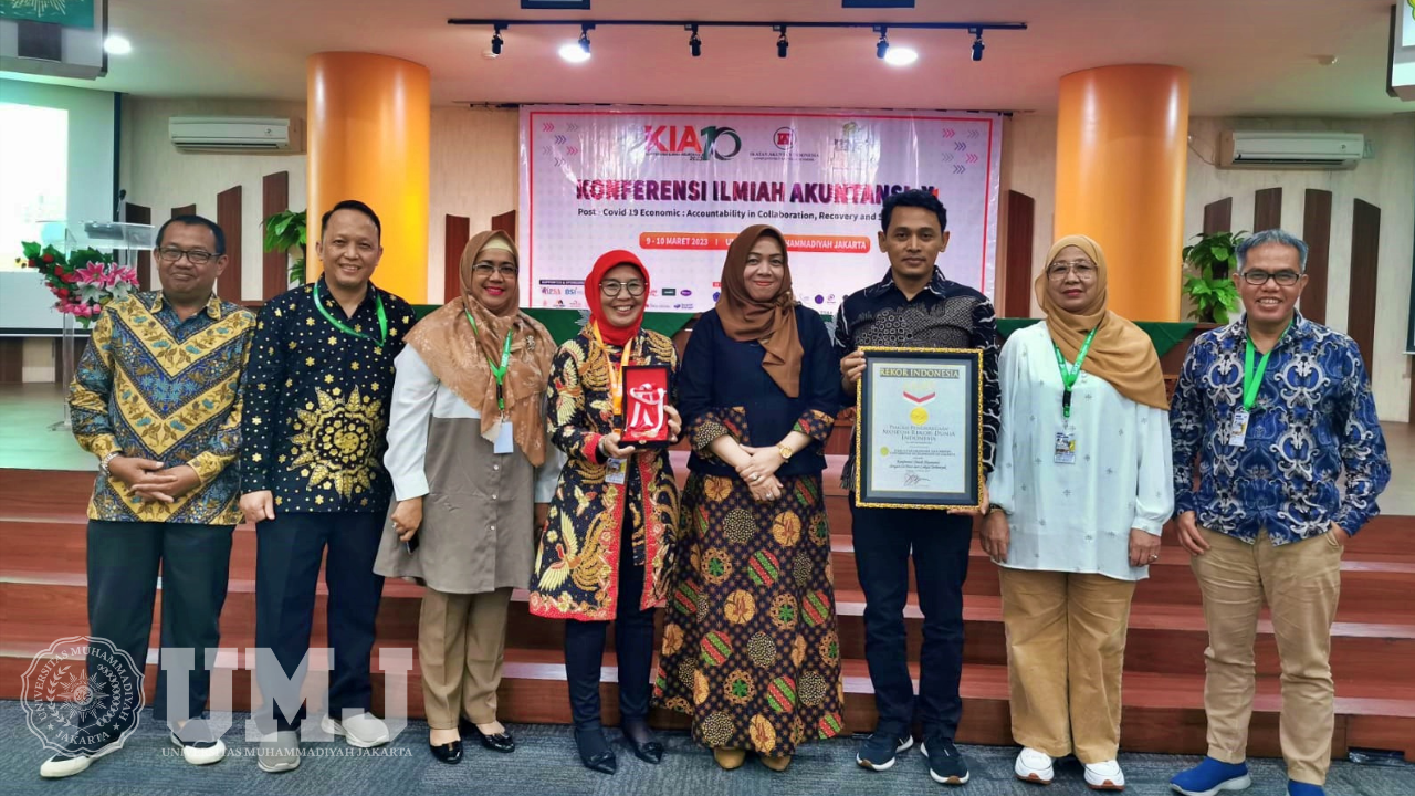 Dr Luqman Hakim, M.Si, CA, CPA (ketiga dari kanan) menerima penghargaan MURI pengurus Ikatan Akuntan Indonesia Kompartemen Pendidik