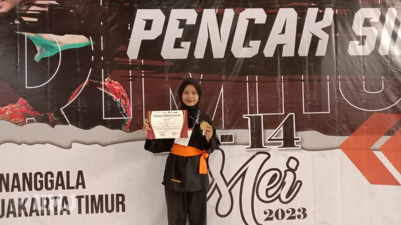 Mutia Alifia mahasiswa FISIP UMJ saat menerima penghargaan dari kejuaraan Pencak Silat Jakarta Nasional Championship 2023 di GOR Nanggala Jaktim, Sabtu-Minggu (13-14/05/2023).