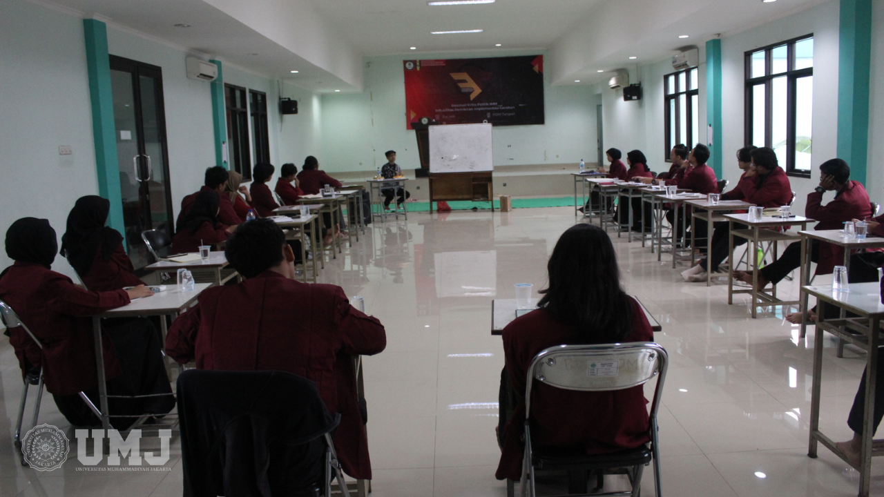 Peserta Pendidikan Pencerahan Politik IMM FISIP UMJ saat mendengarkan materi, di Gedung Pimpinan Daerah Muhammadiyah Tangerang Selatan, Jum'at (02/06/2023).
