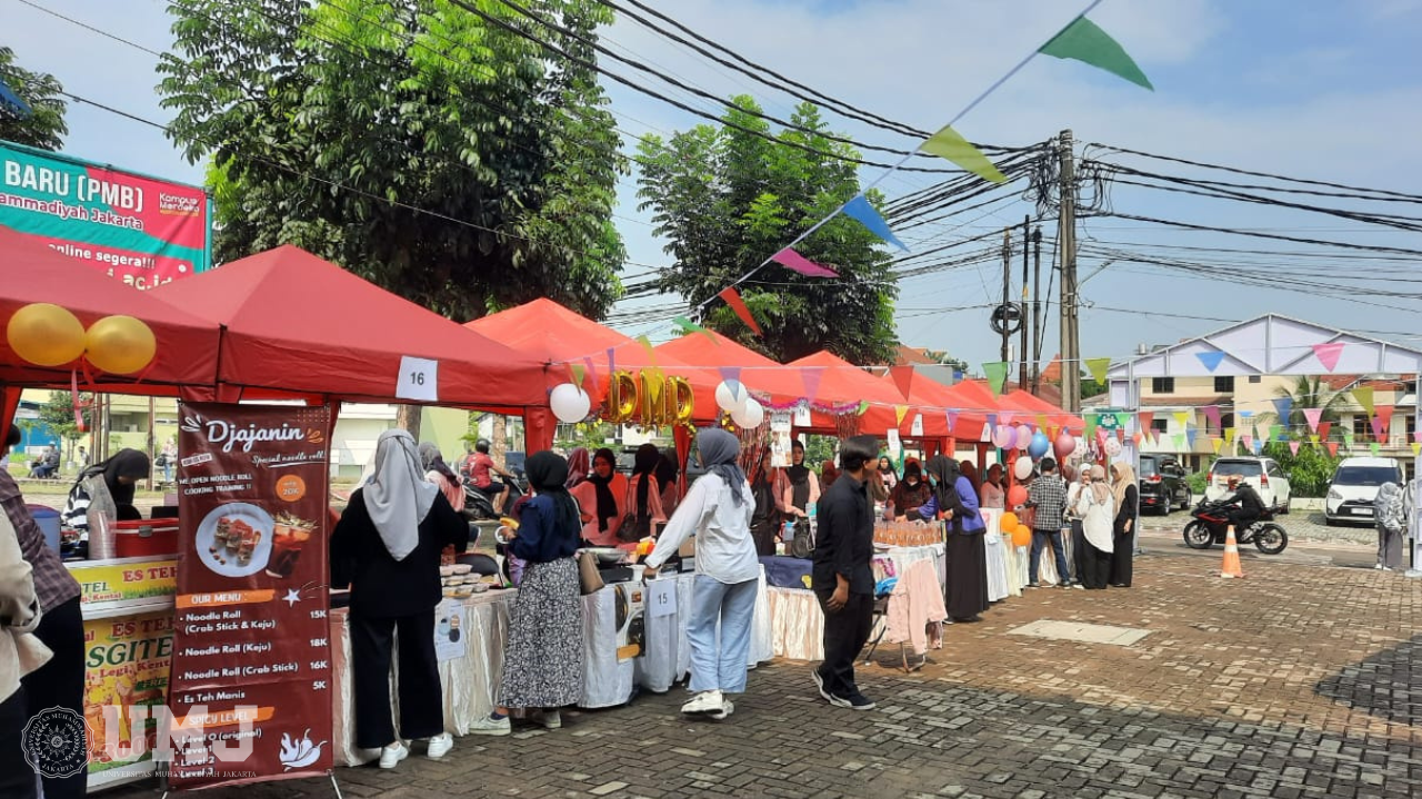 Bazar makanan mahasiswa semester 4 FIP UMJ dalam kemeriahan UAS mata kuliah kewirausahaan, bertempat di Plaza FIP UMJ pada Kamis (22/06/2022).
