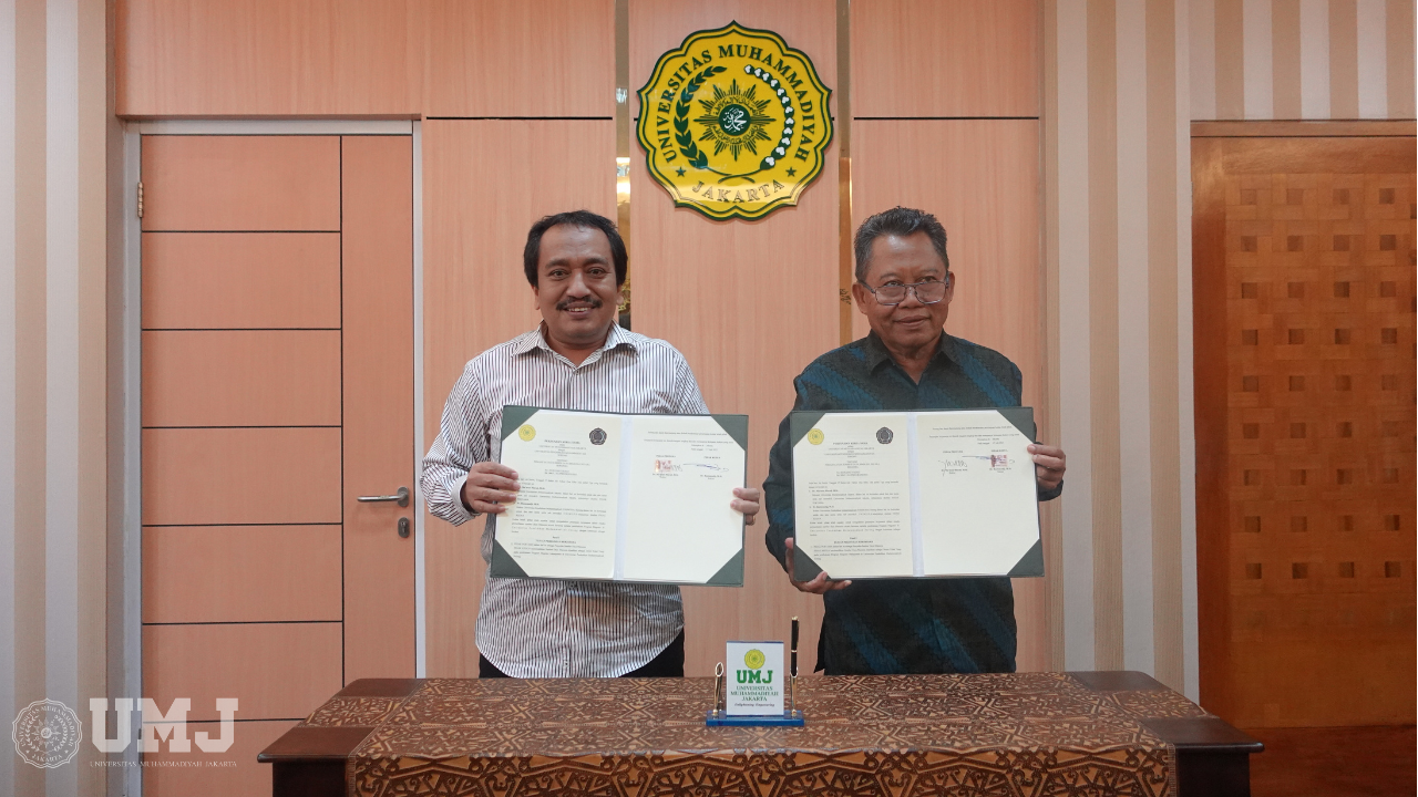 Rektor UMJ Dr. Ma'mun Murod, M.Si., (kiri) dan Rektor UNIMUDA Sorong Dr. Rustamadji, M.Si., (kanan) setelah penanda tanganan MoU di Ruang Rektor Gedung Muhammadiyah Civilization Center, Senin (17/07/2023).