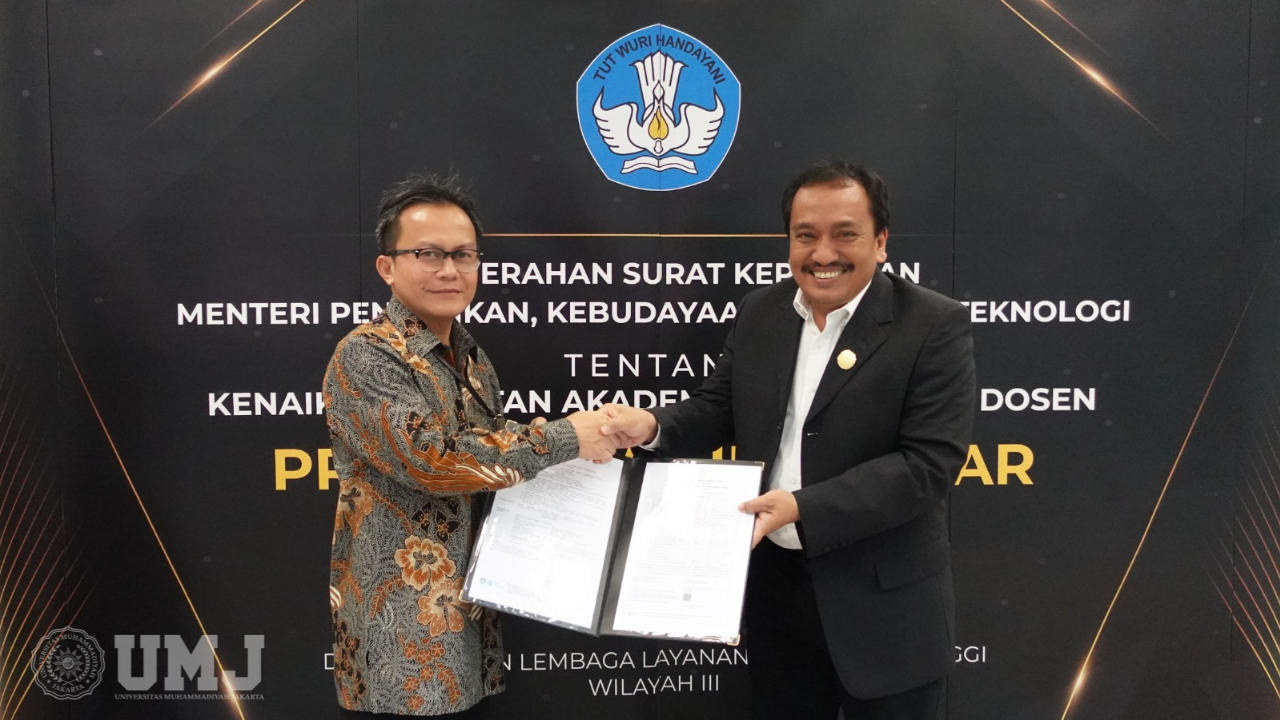 Kepala LLDIKTI Wilayah III Prof. Dr. Toni Toharudin, S.Si., M.Sc., menyerahkan SK Guru Besar kepada Prof. Dr. Ma’mun Murod, M.Si., di Gedung LLDIKTI Wilayah III, Jakarta, Rabu (16/08/2023).