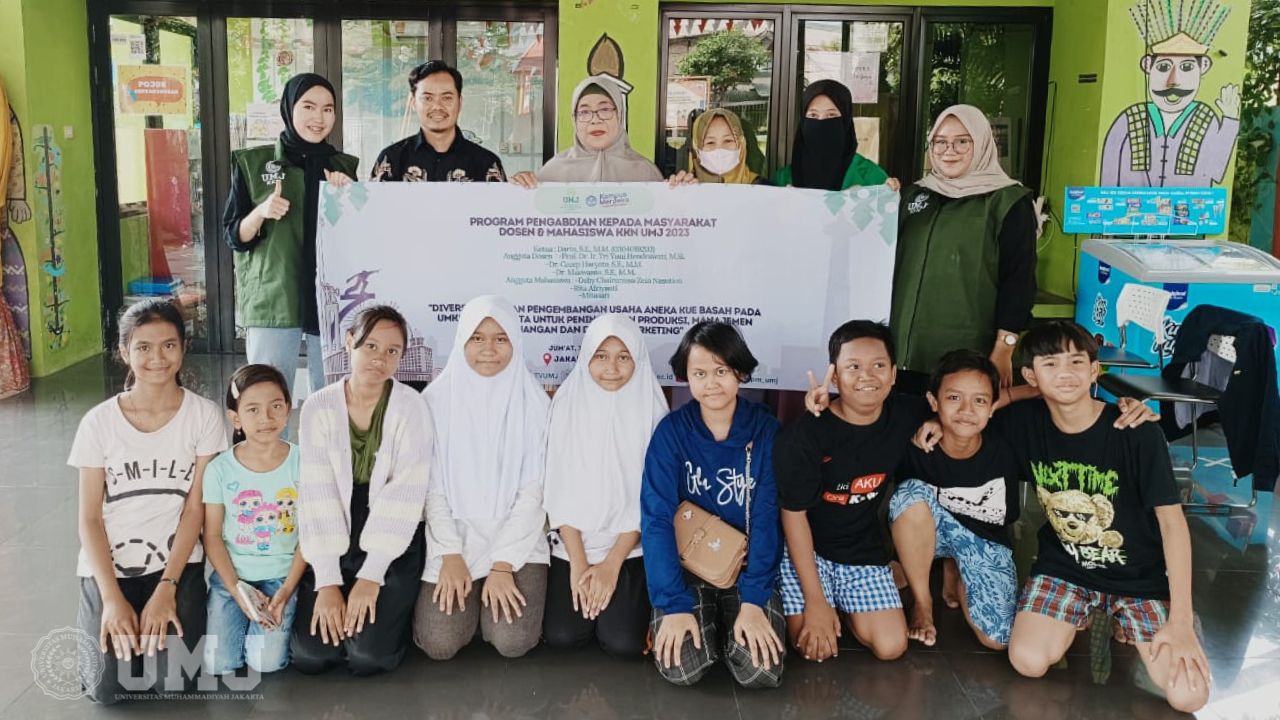 Darto, SE., MM., mahasiswa bersama peserta pelatihan seusai pelatihan di RPTRA Dwijaya, Kebayoran Baru, Jakarta Selatan, Jumat (18/08/2023).
