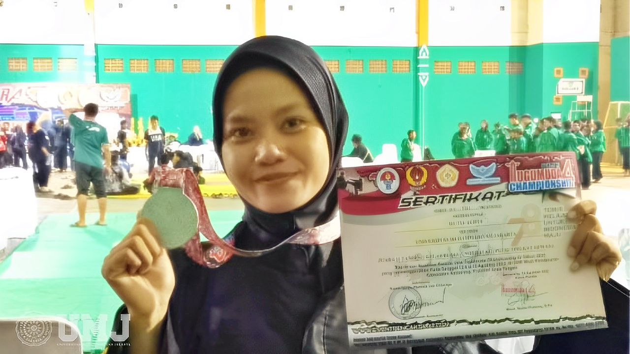 Mutia Alifia, Mahasiswa FISIP UMJ, meraih medali perak pada kejuaraan nasional pencak silat, di Semarang, (12-13/08/2023).