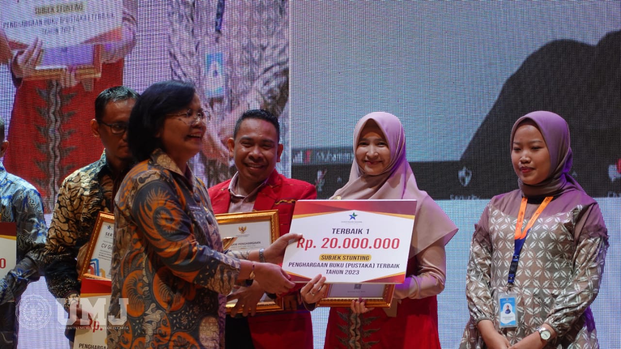 Prof. Dr. Tria Astika Endah Permatasari, S.KM.,M.KM., saat menerima penghargaan buku pustaka terbaik dari Perpusnas RI