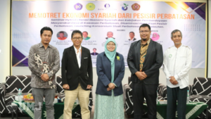 Ketua PSPP UMJ, Dr. Endang Rudiatin, M.Si (tengah), Dekan FISIP Universitas Indonesia, Prof. Dr. Semiarto Aji., M.Si (kedua dari kiri), Rektor Universitas Muhammadiyah Pontianak, Dr. Doddy Irawan, S.T.,M.Eng., (kedua dari kanan), Dr. M. Nurul Yamin, Drs., M.Si (kanan) dan Dr. Muhamad Sofian Hadi, S.S, M.Pd., seusai kegiatan diseminasi hasil riset pesisir perbatasan dan launching konsorium studi perbatasan dan kelautan di Auditorium FIP UMJ, Rabu (27/09/2023).