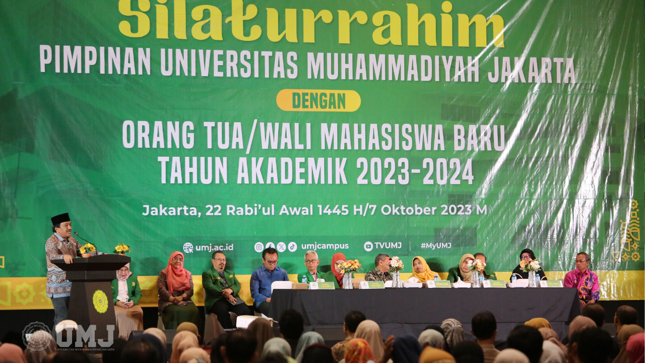Rektor UMJ, Prof. Dr. Ma’mun Murod, M.Si., (kiri) saat sambutan pada acara silaturrahim pimpinan UMJ dengan orang tua/wali mahasiswa baru tahun akademik 2023-2024 di Gedung Cendekia UMJ, Sabtu (07/10/2023).