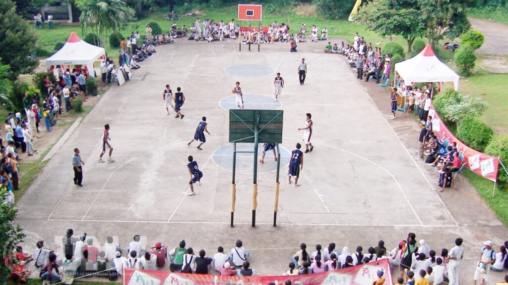 Pertandingan Futsal di Lapangan Fakultas Ekonomi dan Bisnis (FEB)