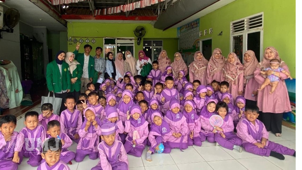 Mahasiswa PBSI FIP UMJ usai perkenalkan sastra anak kepada anak usia dini di TK Nurul Iman, Ciater, Selasa, (23/01/2024).
