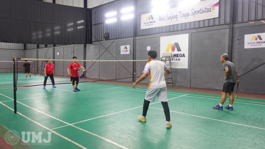 Rektor UMJ Olahraga Badminton Bersama Club Sang Surya PP Muhammadiyah