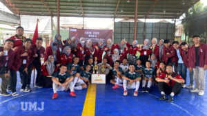 PK IMM FIK UMJ berfoto bersama dengan SMKN 39 Jakarta juara satu Turnamen IMM Futsal Cup di Futsal Walang Koja, Jakarta Utara, Sabtu (9/3/2024).