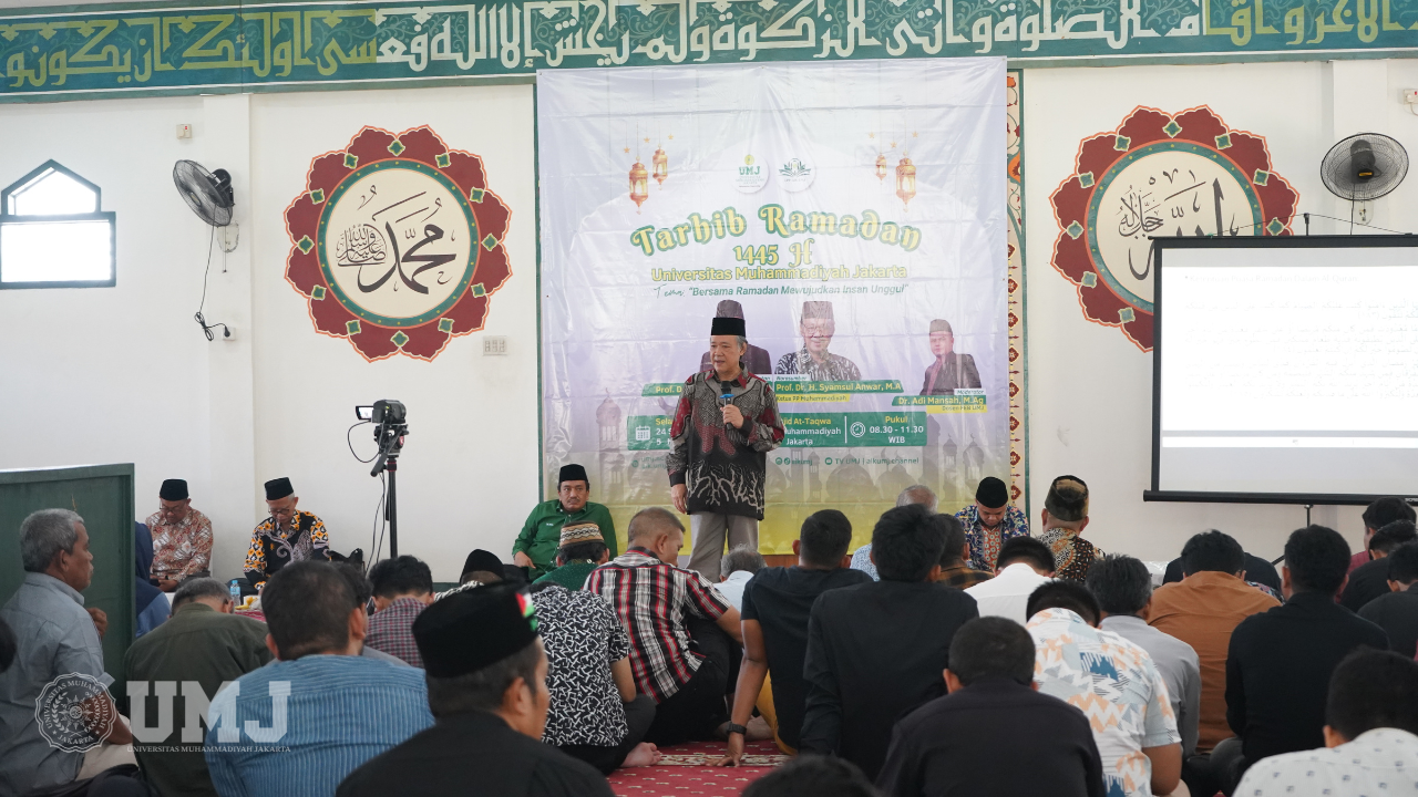 Ketua PP Muhammadiyah bidang Tarjih dan Tajdid Prof. Dr. H. Syamsul Anwar, M.A., saat memberikan cerama di acara Tarhib Ramadan 1445 H di Masjid Attaqwa Universitas Muhammadiyah Jakarta (UMJ) pada Selasa, (5/3/2024). (Foto: Alvin Lazuardy)