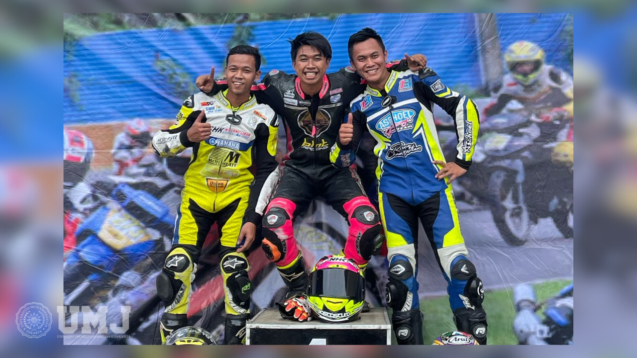 Reza Firdaus (tengah foto bersama di podium usai meraih Juara 1 Kategori All-Skill Sport 4T 250cc dalam kejuaraan D-Event Series Ke-2 di Sentul Intenasional Sirkuit, pada Minggu (3/3/2024).