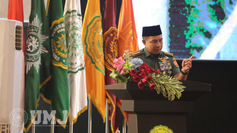 Panglima TNI Jenderal TNI Agus Subiyanto, S.E., M.Si., saat menyampaikan sambutan Halal Bi Halal PP Muhammadiyah, di Auditorium KH. Ahmad Azhar Basyir UMJ, Rabu (24/04/2024). (Foto: KSU/M.H Fahmi)