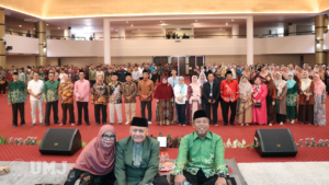 Ketua PP Muhammadiyah Dr. dr. Agus Taufiqurrahman, Sp.S., Anggota BPH UMJ Drs. Nandi Rahman, M.Ag.,(depan tengah) (Depan kanan) Rektor UMJ Prof Dr. Ma'mun Murod, M.Si.,, bersama Civitas Akademika UMJ berfoto bersama usai kegiatan Halal Bi Halal dan Hari Bermuhammadiyah Ke-8 di Auditorium KH. Azhar Basyir, M.A., Gedung Cendikia, Kamis (25/4/2024). (Foto: M.H Fahmi)