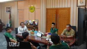 Rektor Universitas Muhammadiyah Jakarta (UMJ) Prof. Dr. Ma'mun Murod, M.Si. bersama rombongan PCM Sirampog di Ruang Rektor Lantai 2 Gedung Muhammadiyah Civilization Center, Rabu (24/04/2024). (Foto : KSU/Qithfirul Fahmi)