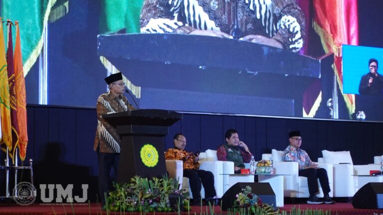 Ketua Umum PP Muhammadiyah Prof. Dr. Haedar Nashir, M.Si., saat menyampaikan tausyiah dalam Halal Bi Halal bersama 1000 Difabel di Auditorium KH. Azhar Basyir, MA., UMJ, Sabtu (27/4/2024). (Foto: KSU/Qithfirul Fahmi)