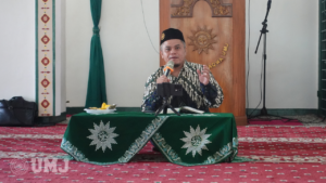 Kepala Bidang LPP AIK UMJ, Dr. Adi Mansah, M.Ag. saat menyampaikan tausyiah Kajian Rutin Jum'at Pagi di Masjid At-Taqwa UMJ, Jum'at (03/05/2024). (Foto: KSU/Qithfirul Fahmi)