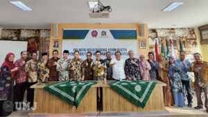 17 Rektor PTMA bersama Muhammad Taufiq seusai penandatanganan MoU di Yogyakarta, Sabtu (11/05/2024). (Foto: Dok.Pribadi)