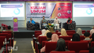Kuliah umum FIP UMJ menghadirkan tiga pakar dari Universitas Utara Malaysia (UUM) yaitu Assoc. Prof.Ts. Dr. Mohamad Fadli Zokipli (kanan pertama), Dr. Hapini Awang., (kedua dari kanan) dan Gs. Dr. Nur Suhaili Mansor (kedua dari kiri) di Aula FIP UMJ, Jumat (17/5/2024) (Foto: KSU/Fazri Maulana)