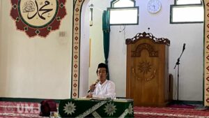 Ketua LPP AIK UMJ Drs. Fakrurazi, MA. saat mengisi materi Kajian Rutin Jum'at Pagi di Masjid At-Taqwa UMJ, Jum'at (17/05/2024).