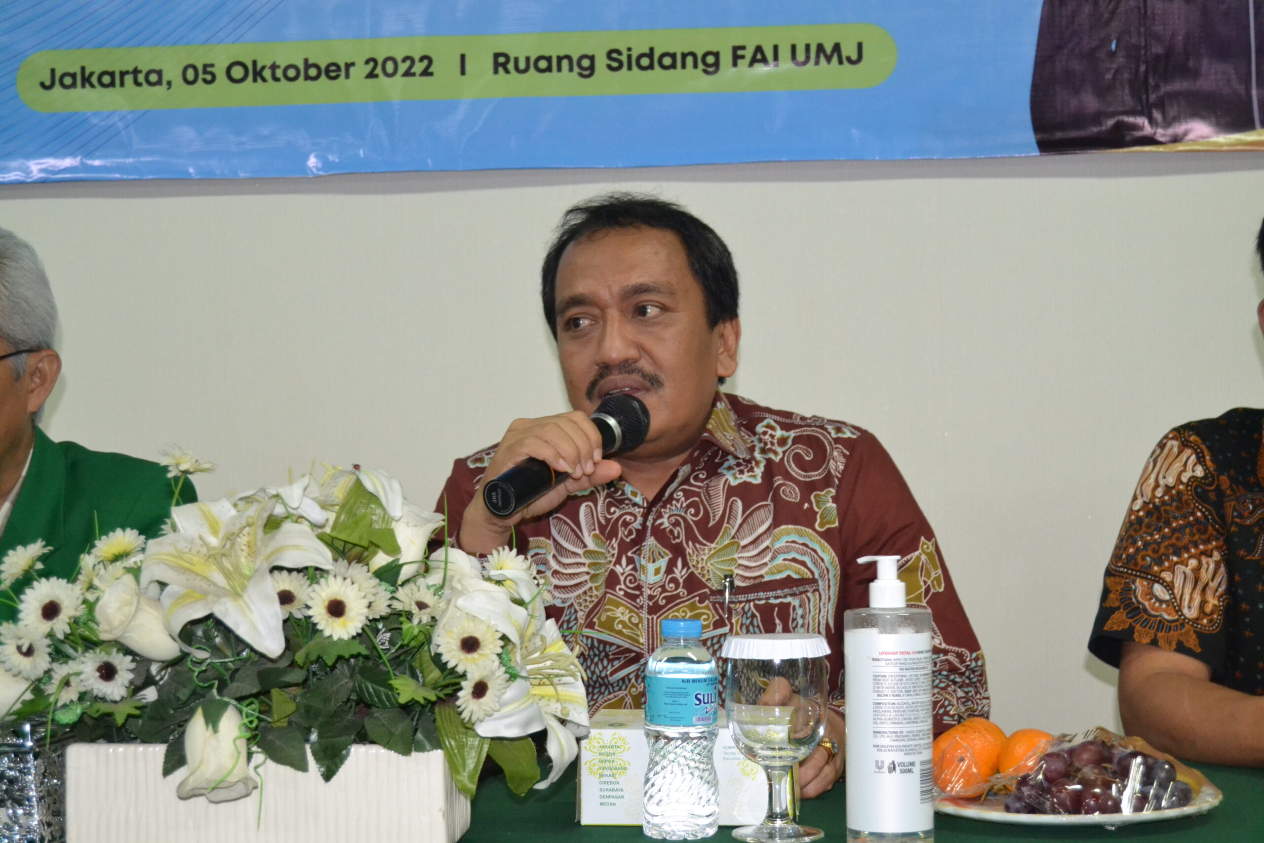 Dr. Ma'mun Murod, M.Si. memberikan amanah pelantikan dalam Pelantikan Wakil Dekan I FAI UMJ di Ruang Sidang FAI UMJ, Rabu (05/10).
