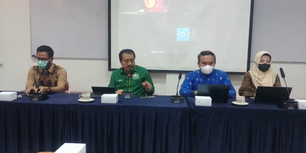 Kiri ke kanan: Dr. Muhammad Hadi, M.Kep. (Warek I), Dr. Ma'mun Murod, M.Si. (Rektor), Irfan Purnawan, S.T., M.Chem.Eng. (Dekan FT), Tria Patrianti, M.I.Kom. (Kepala KSU), saat kunjungan di Aula FT UMJ (Kampus B), Selasa (04/10).