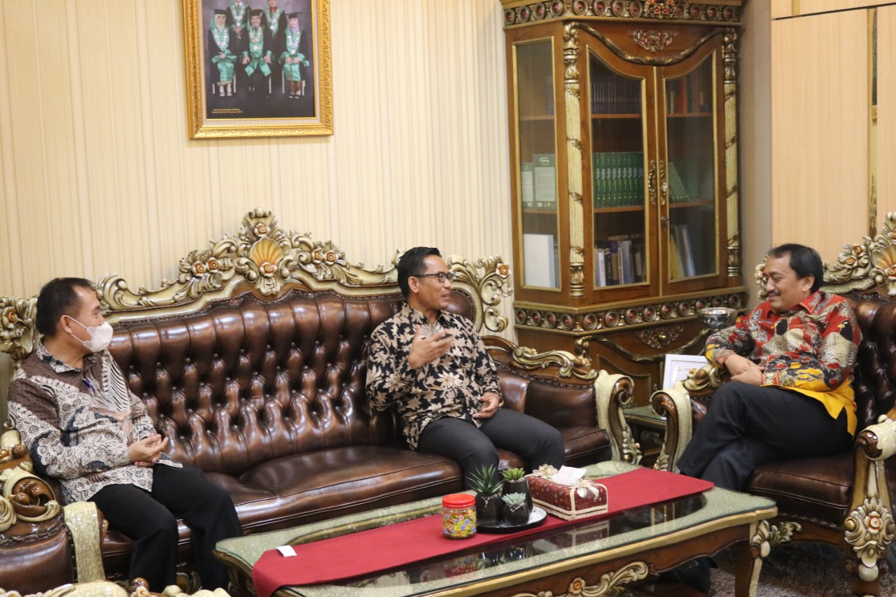 Kiri ke kanan: Agust A. Kaya, S.KM., M.Kes. (Rektor UNIMMAN), Dr. Muhammad Hadi, M.Kep. (Warek I UMJ), dan Dr. Ma'mun Murod, M.Si. (Rektor UMJ), saat pertemuan di Ruang Rektor UMJ, Lantai 2 Gedung Rektorat Baru, Kamis (06/10).