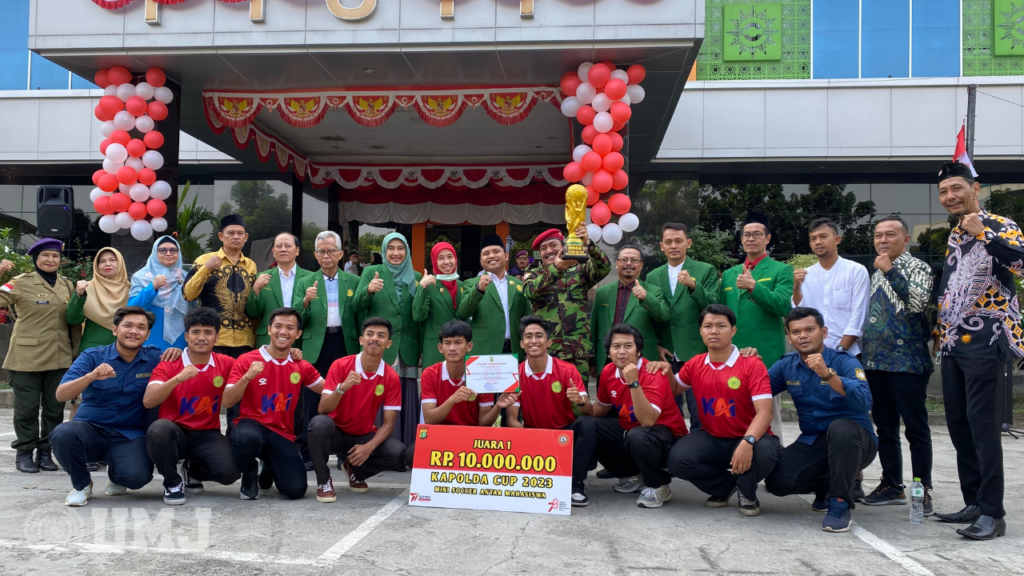 Rektor UMJ Prof. Dr. Ma'mun Murod, M.Si., didampingi para Wakil Rektor, Anggota BPH, Dekan dan Wakil Dekan di lingkungan UMJ menerima trofi KAPOLDA Cup 2023 Mini Soccer Antar Mahasiswa dari PS UMJ dan UKM Olahraga UMJ seusai Upacara Pengibaran Bendera HUT RI Ke-78 Kemerdekaan Republik Indonesia, Kamis (17/08/2023).