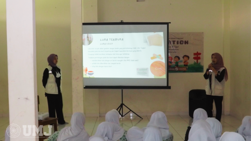 ERDAMS FKM UMJ Berikan Peelatihan Pertolongan Pertama pada siswa SMA Al-Syukro Universal