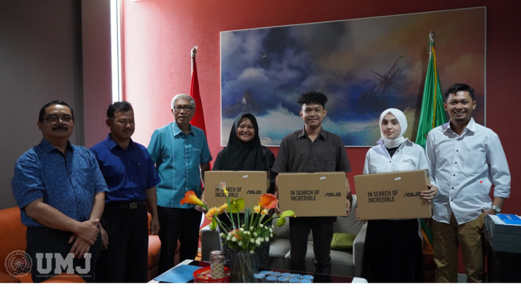 Sekretaris umum IKALUM Jalil, SH.,MH., (tengah), Direktur Operasional Kantor IKALUM UMJ, Hardiman, S.KM., M.KM., (kanan), Kepala Biro Umum dan SDI Ir. Rohman (kiri) saat memberikan hadiah laptop kepada mahasiswa baru Angkatan 2023 di Kantor IKALUM Gedung Business Centre UMJ lantai 4, Pada Selasa (03/10/2023).
