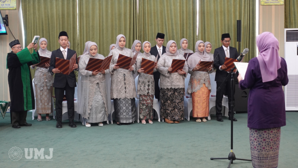 15 lulusan Program Studi Profesi Dokter saat melakukan sumpah dipimpin oleh Dekan FKK UMJ Dr. dr. Tri Ariguntar Wikaningtyas, SpPK., di dr. Syafri Guricci, Rabu (31/1/2024). (Foto : KSU/Alvin Lazuardy)
