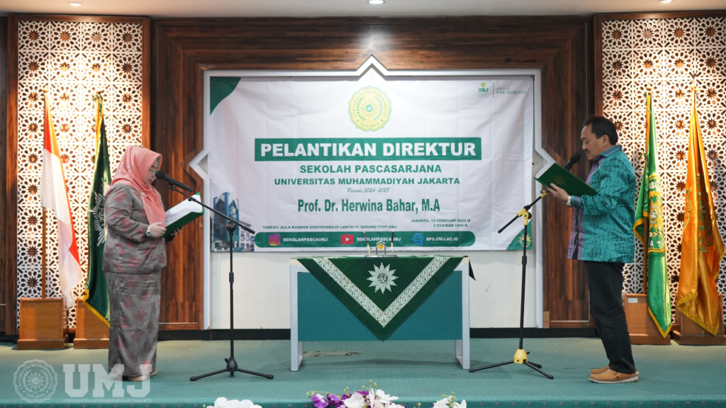 Rektor UMJ Prof. Dr. Ma’mun Murod, M.Si., (kanan) saat melantik Direktur baru Sekolah Pascasarjana (SPs) Prof. Herwina Bahar, M.A (kiri) di Aula Kasman Singodimedjo Fakultas Ilmu Sosial dan Ilmu Politik (FISIP), Kamis (15/2/2024).