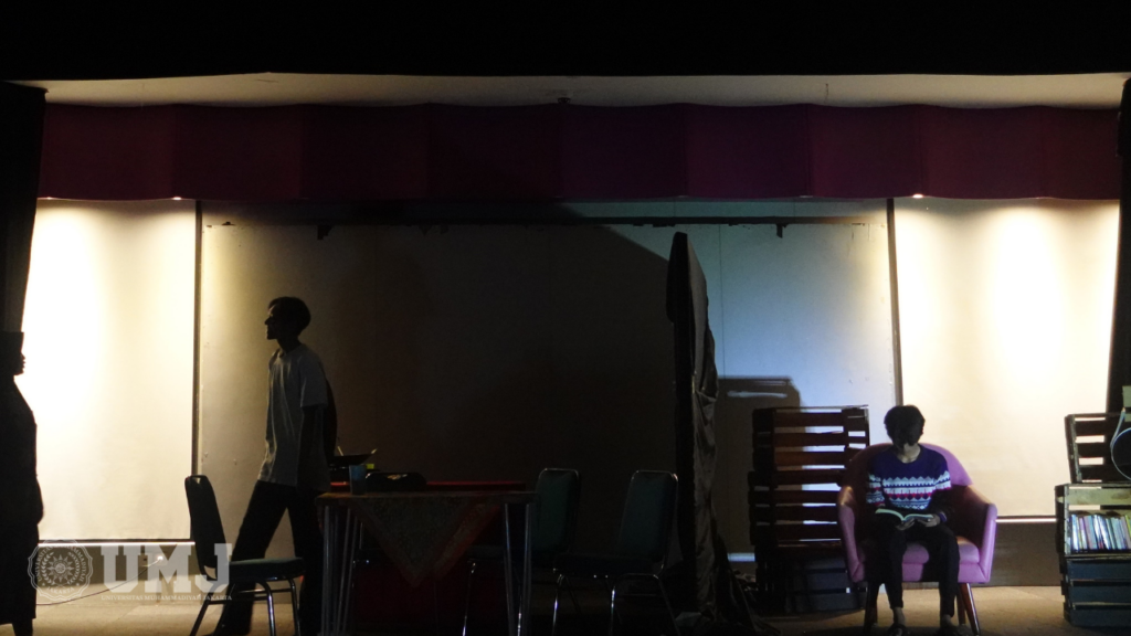 Penampilan teater Aku dan Hidupku oleh anggota baru HIMANESIA FIP UMJ angkatan 2023 di Auditorium FIP UMJ, Senin (4/3/2024).