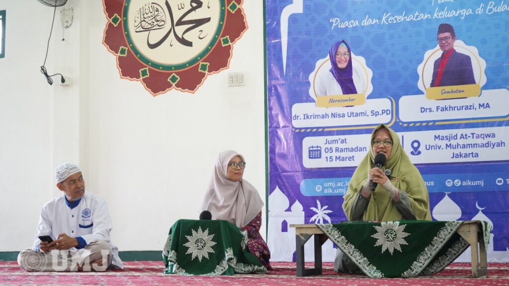Dosen Fakultas Kedokteran dan Kesehatan (FKK) dr. Ikrimah Nisa Utami, Sp. PD., saat memberikan tips menjaga kesehatan keluarga dibulan ramadan dalam Kajian Tematik LPP AIK UMJ di Masjid At-Taqwa, Jumat (15/3/24)
