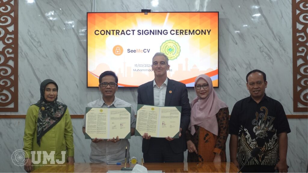 Penandatanganan MoU dilakukan oleh Wakil Rektor I UMJ Dr. Muhammad Hadi, S.Kp., M.Kep., (Kedua dari Kanan) didampingi Wakil Rektor III Dr. Rini Fatma Kartika, S.Ag., MH., (Pertama dari Kiri) Kepala Bagian Career Center Anis Setiyanti, M.Pd., (Kedua dari Kiri) dan Kepala Kantor Kerja sama dan Urusan Internasional (KKUI) Endang Zakaria (Ketiga dari Kiri) dengan Director SeeMeCV David Padgett (Pertama dari Kanan) di Ruang Rapat Lantai 3 Rektorat, Gedung Civilization Center, Jumat (15/3/24).
