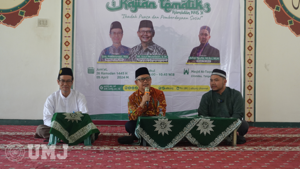 ketua LPP-AIK UMJ Drs. Fakhrurazi, MA., Sekeretaris PP Muhammadiyah Muhammad Izzul Muslimin, S.IP., dan Dosen FAI UMJ Azhar Se. Sy., MM,. saat menyampaikan Kajian Tematik 3 Ramadan 1445 H di Masjid At-Taqwa Universitas Muhammadiyah Jakarta (UMJ), Jumat (05/04/2024). (Foto : KSU/Dinar Meidiana)