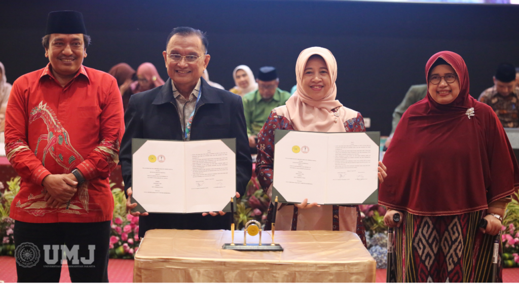 Penandatangan MoU FKK UMJ dengan Kolegium Dokter Indonesia (KDI) dilakukan oleh Dekan FKK UMJ Dr. dr. Tri Ariguntar Wikaning Tyas, Sp.PK.,(Tengah Kanan) bersama Ketua KDI Prof. Dr. dr. Mahmud Ghaznawi, Sp.PA, (Tengah Kiri) didampingi Rektor UMJ Prof. Dr. Ma'mun Murod, M.Si.,(Pertama dari Kiri) di Auditorium KH. Azhar Basyir MA., Kamis (25/4/2024) (Foto/KSU: MH. Fahmi)