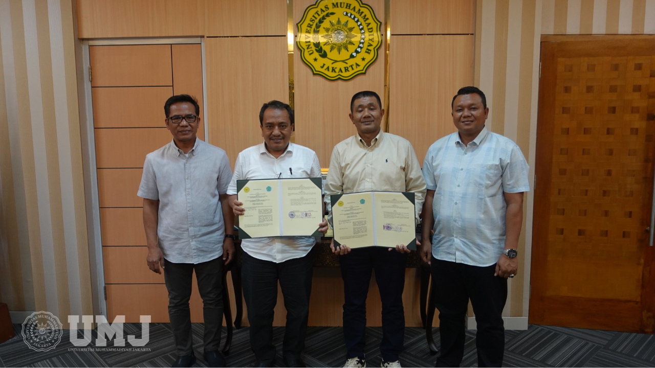 Rektor UMJ Prof. Dr. Ma’mun Murod, M.Si., (Kiri) dan Ketua STKIP Muhammadiyah Aceh Barat Daya Afdhal Jihad, S.Ag., M.Pd., (kanan) disaksikan Wakil Rektor I Dr. Muhammad Hadi, S.Kp., M.Kep (kedua dari kiri) setelah penandatanganan MoU di Ruang Rektor Lt.2, Senin (29/4/2024) (Foto: KSU/Fazri Maulana)