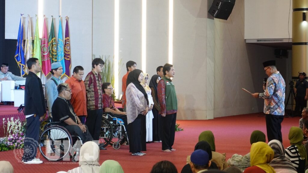 Proses pengukuhan Pengurus Pusat HIDIMU Periode 2024-2029 oleh Ketua MPKS PP Muhammadiyah Dr. Mariman Darto, M.Si., dalam acara Halal Bi Halal bersama 1000 Difabel di Auditorium KH. Azhar Basyir, MA., UMJ, Sabtu (27/4/2024). (Foto: KSU/Qithfirul Fahmi)