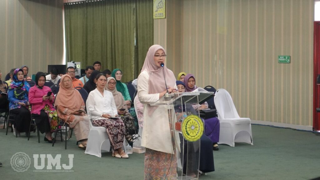 Suryan Widati memaparkan disertasi Sidang Terbuka Promosi Doktor di Auditorium dr. Syafri Guricci FKK UMJ, Senin (29/04/2024). (Foto:KSU/Qithfirul Fahmi)