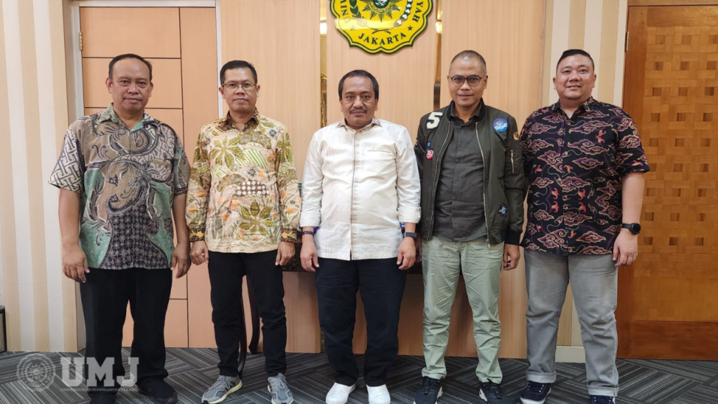 Rektor UMJ Prof. Dr. Ma’mun Murod, M.Si., (tengah) di dampingi oleh Kepala Kantor KKUI UMJ Endang Zakaria (pertama dari kiri), Director of ICT Strategy & Business Huawei Indonesia Mohamad Rosidi (kedua dari kiri), Public Relations Manager Huawei Indonesia Arief Kadaryono (pertama dari kiri), dan Direktur Pemberitaan Lembaga Kantor Berita ANTARA Irfan Junaidi (pertama dari kanan) berfoto bersama usai pertemuan di Ruang Rektor, Gedung Muhammadiyah Civilization Center, Rabu (29/5/2024).