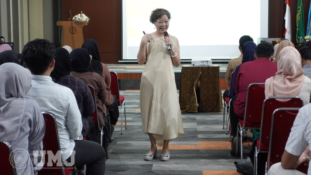 Director Departement of Nursing, College of Medicine, Universitas National Chengkung University, Taiwan, Prof. Lin, Mei-Feng, Ph.D, saat menyampaikan materi di Aula Rufaidah, Gedung FIK UMJ, Selasa (28/5/2024). (Foto : KSU/Fazri Maulana)