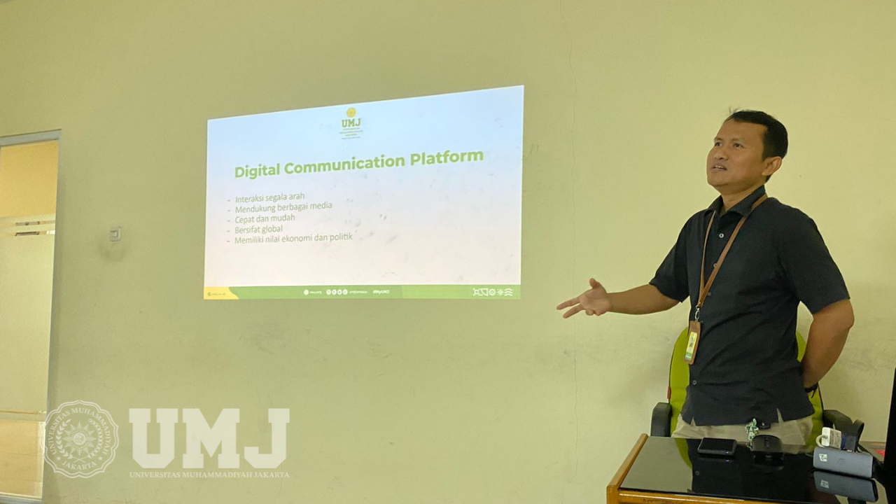 Kepala Bagian Multimedia KSU UMJ Budiman, ST., membahas Digital Public Relations di Ruang Kelas 306 Gedung FISIP UMJ, Senin (06/05/2024). (Foto: Dok.Pribadi)