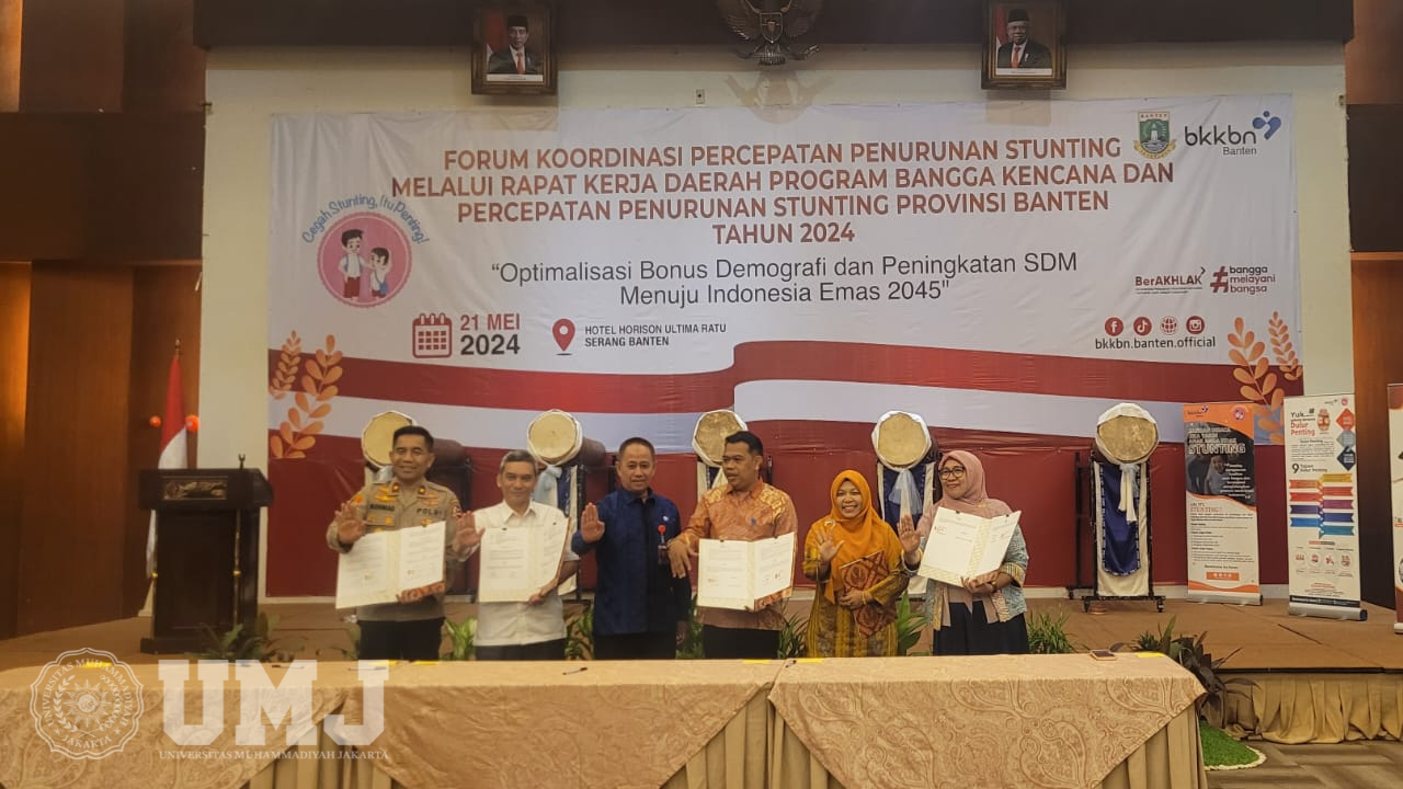 Ketua LPPM UMJ Prof. Dr. Tri Yuni Hendrawati, S.T., M.Si (Pertama dari kanan) dan Kepala BKKBN Provinsi Banten Ir. Rusman Efendi, MM., (Tengah) berfoto bersama dengan para mitra usai penandatanganan kerja sama dalam Program Percepatan Penurunan Stunting, di Hotel Horison, Serang Selasa (21/5/2024).